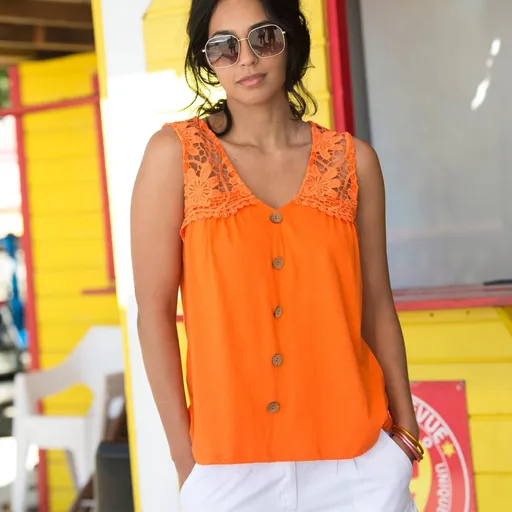 Top de culoare solidă cu macramé și nasturi decorativi