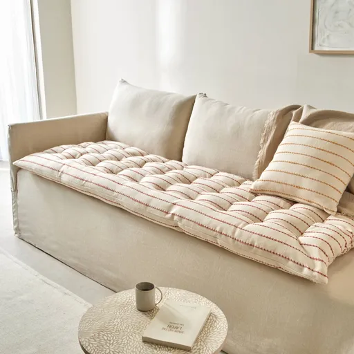 O pernă decorativă lungă, realizată din material țesut manual