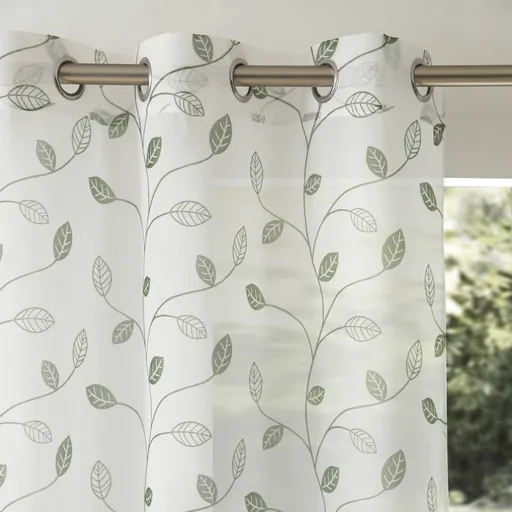 Perdea voal cu motiv de frunze și garnitură cu ochiuri