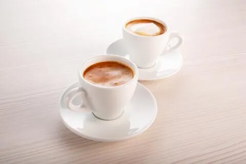 2 cești de cafea cu farfurioare