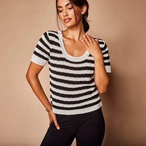 Pulover cu mâneci scurte, tricotat în dungi, cu model