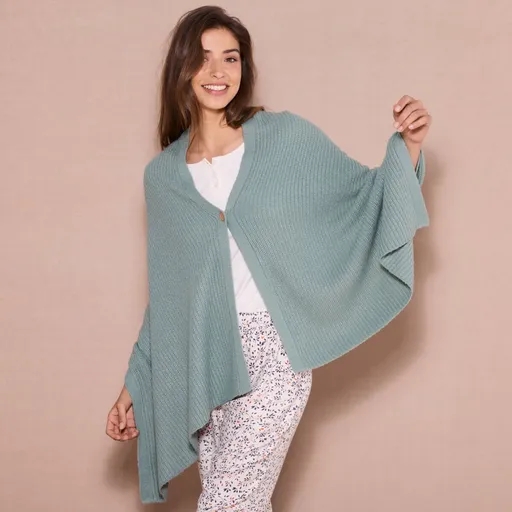 Poncho tricotat cu model simplu