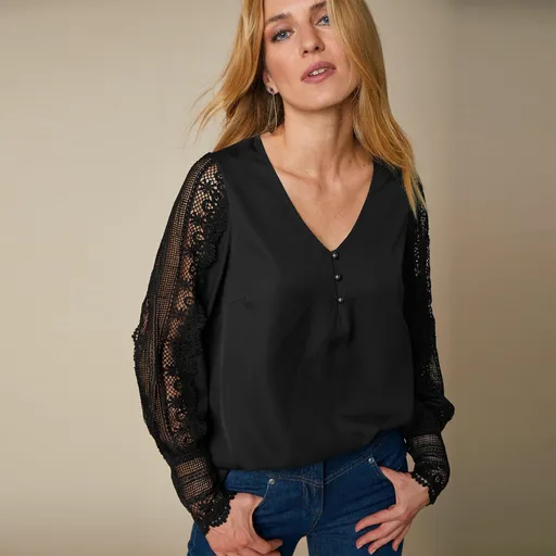 Bluză din crep cu mâneci macramé și decolteu în V