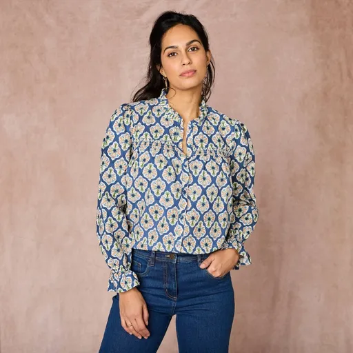 Bluză cu volan și broderie și imprimeu