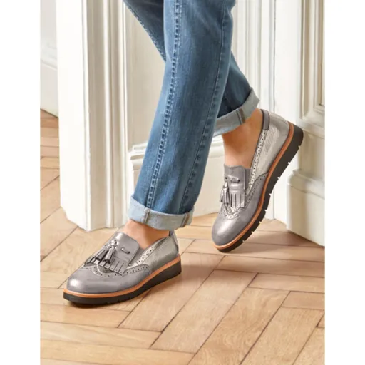 Pantofi joși cu ciucuri, pe talpă pană