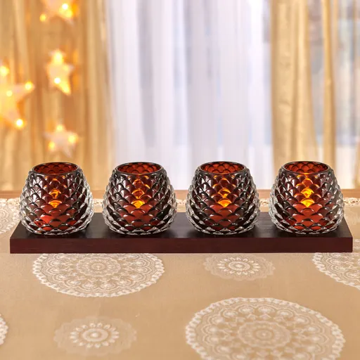 4 suporturi pentru lumânări pe o tavă