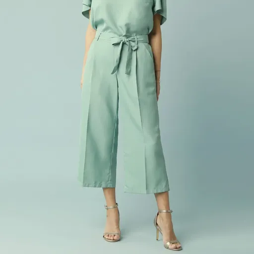 Pantaloni largi 7/8 cu talie elastică și curea, pentru siluete mai mici