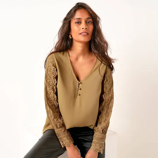 Bluză din crep cu mâneci macramé și decolteu în V