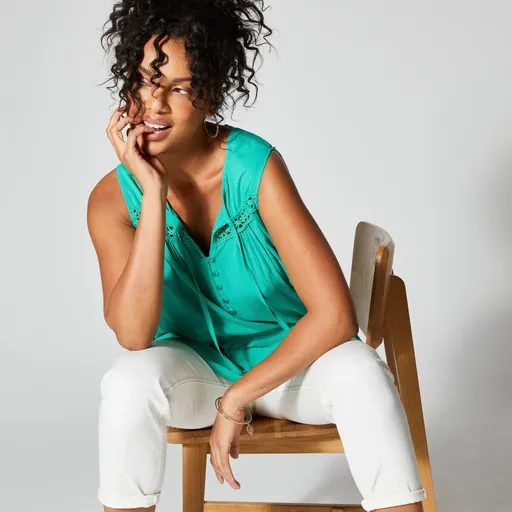 Top lung cu decolteu cu nasturi și macramé