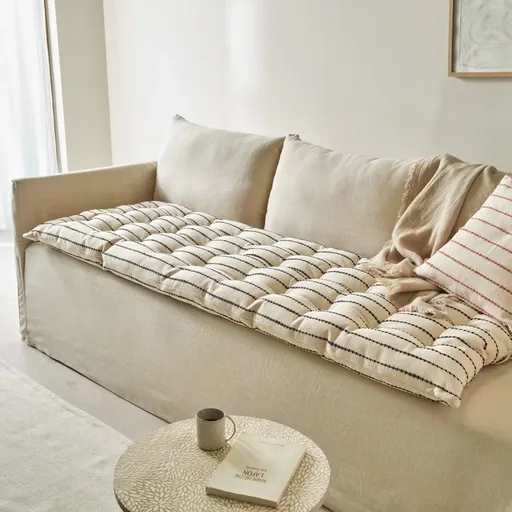 O pernă decorativă lungă, realizată din material țesut manual