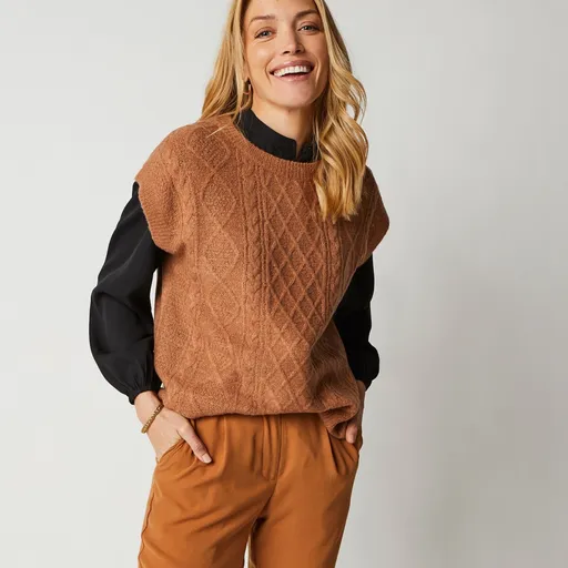 Vesta tricotată cu model împletit