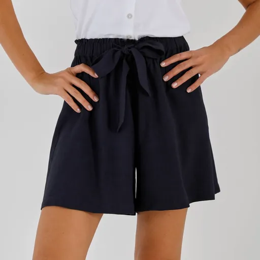 Pantaloni scurți simpli cu croi larg și fundă în talie