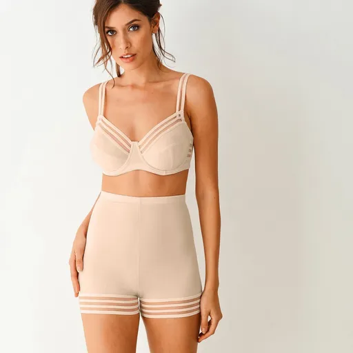 Chiloți subțiri și intens fermi