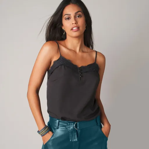 Top cu dantelă și bretele înguste