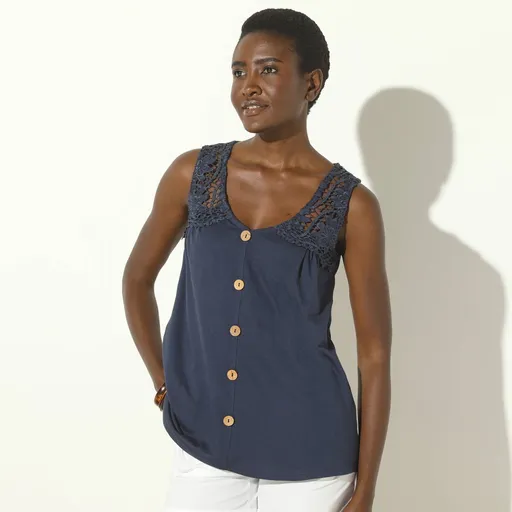 Top cu nasturi și macramé