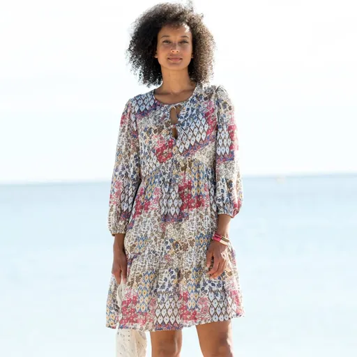 Rochie scurtă evazată din crepon aerisit cu imprimeu