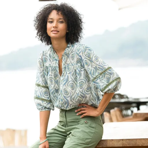 Bluză cu nasturi și franjuri