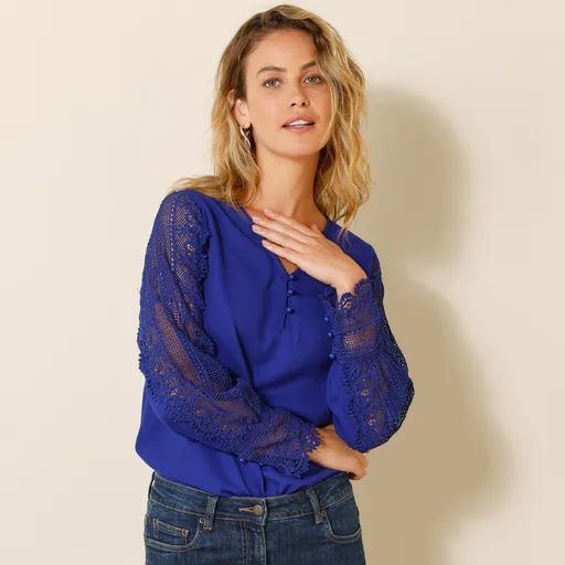 Bluză din crep cu mâneci macrame și decolteu în V