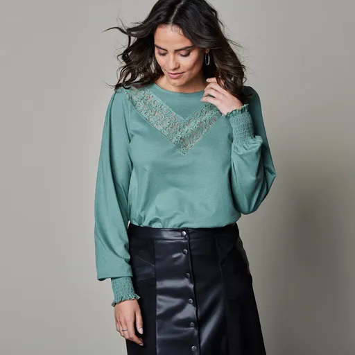 Tricou de culoare solidă cu aplicații de macrameu