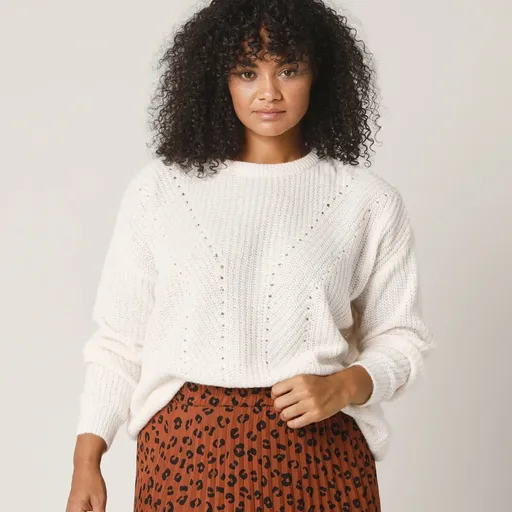Un pulover cu model simplu și detalii ajurate