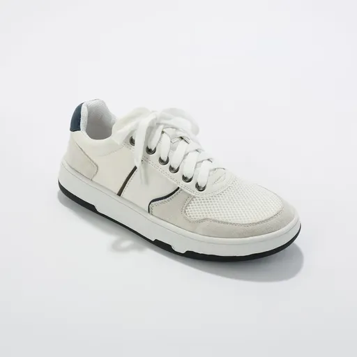 Adidași cu șireturi și detalii contrastante