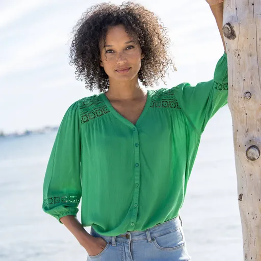 Bluză cu decolteu în V și macramé