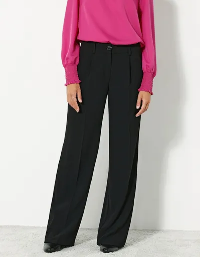 Pantaloni largi care curg