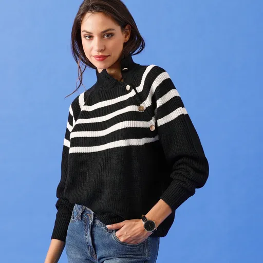 Pulover în dungi cu guler înalt