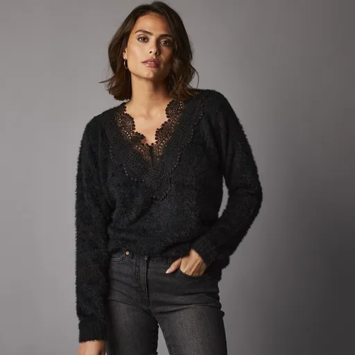 Pulover din material de pluș, gât în V macramé