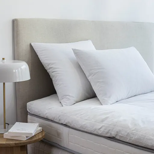 Pernă Dodo cu umplutură naturală și înveliș antiacarian Proneem, moale