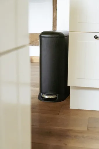 Cos de gunoi cu pedala Design, Wenko, 20.5x36x46 cm, otel/polipropilena, negru