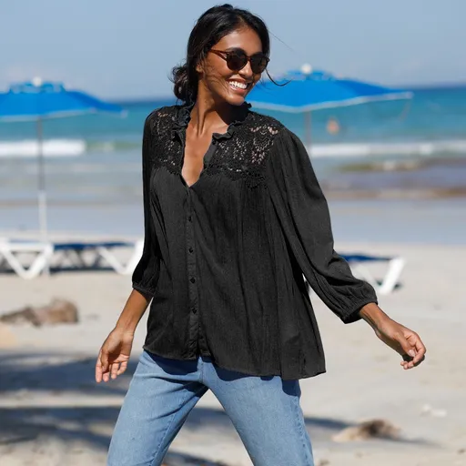 Bluză cu nasturi, macramé și volane