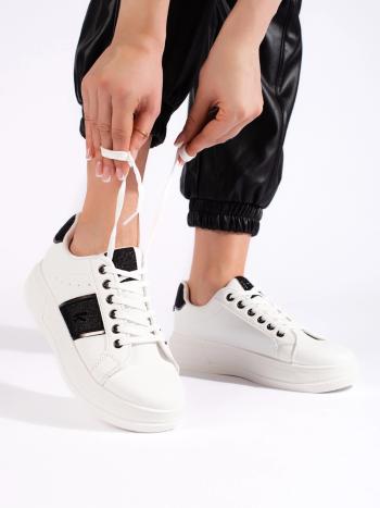 Adidași trendy pentru femei fără toc