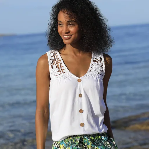 Top cu nasturi și macramé