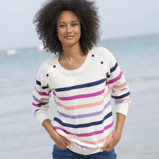 Pulover în dungi cu nasturi decorativi