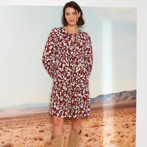 Rochie scurtă cu decolteu nou și imprimeu