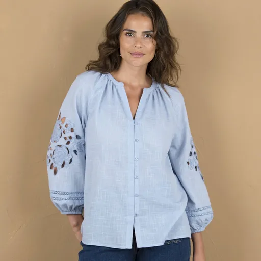 Bluză cu mâneci 7/8 și broderie din dantelă