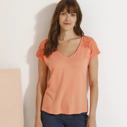 Tricou cu decolteu în V și macramé