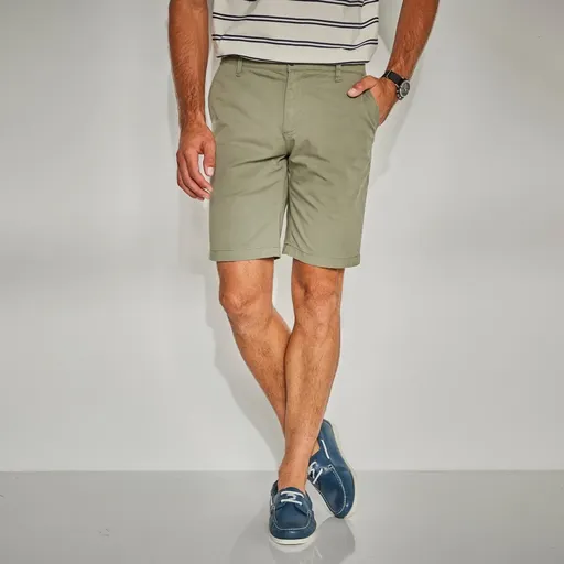 Bermude chino monocrome cu o croială clasică