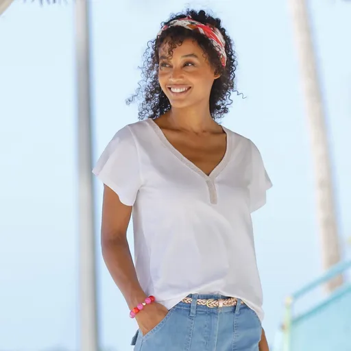 Tricou monocrom cu ornamente strălucitoare în decolteu