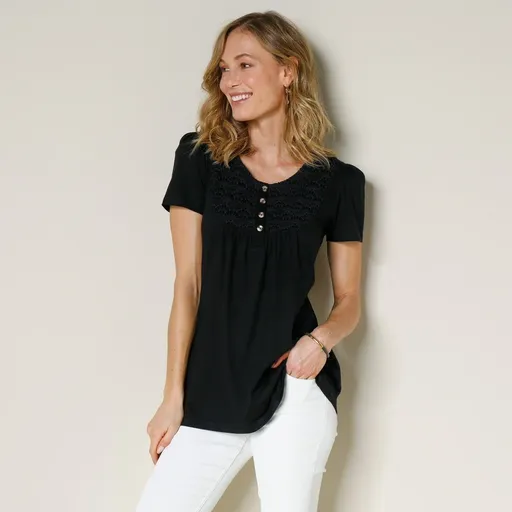 Tricou cu macramé și mâneci scurte