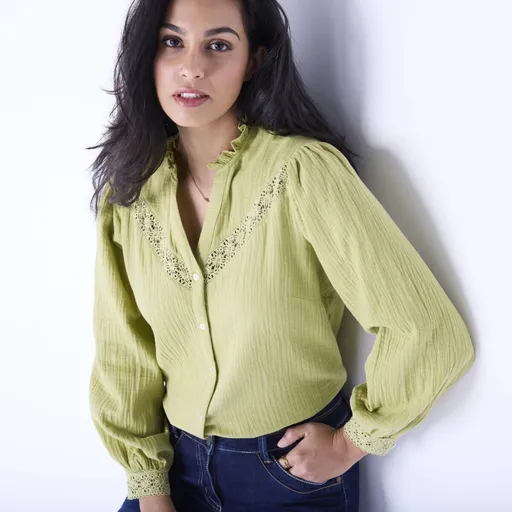 Bluză cu nasturi și macrame