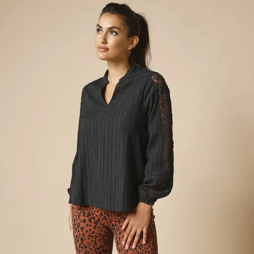 Bluză plisată cu detalii macramé