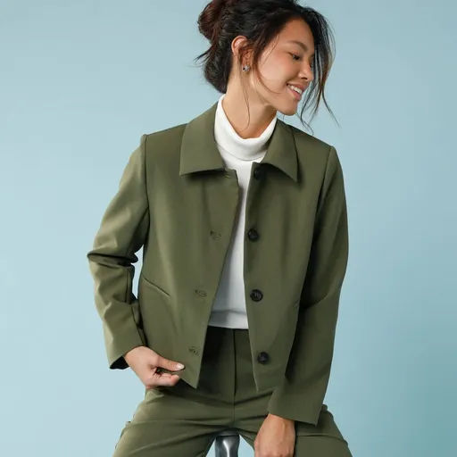 Jachetă scurtă și ușoară, de culoare uni, pentru o siluetă mai mică