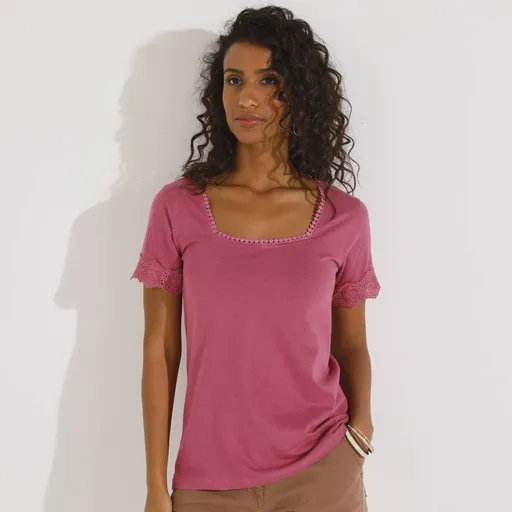 Tricou cu decolteu pătrat și dantelă