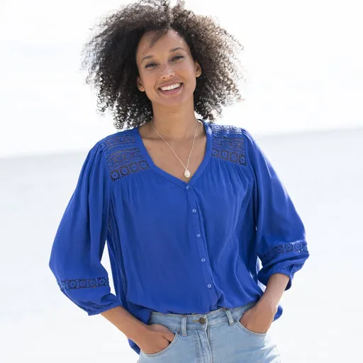 Bluză cu decolteu în V și macramé