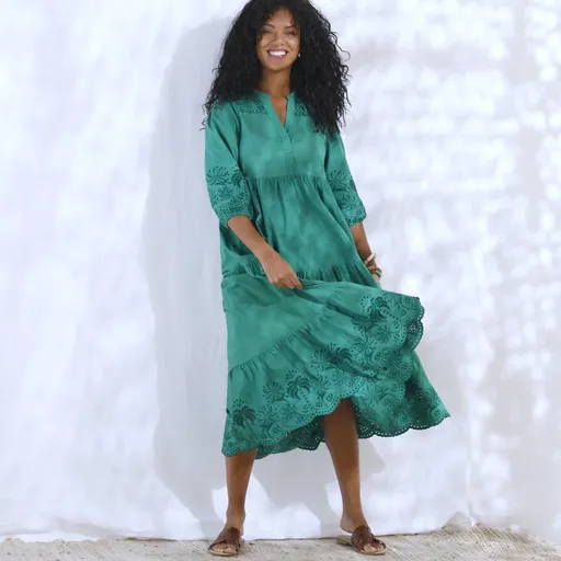 Rochie lungă cu broderie englezească și mâneci tip bluză 3/4