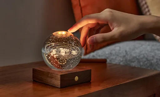 Lampă de masă cu motiv laser 3D, multe variante - Gingko Motiv: sistemul solar