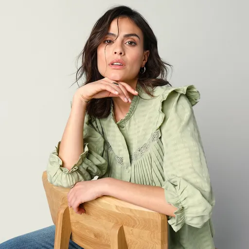 Bluză cu cămașă din jacard, volane și macrameu