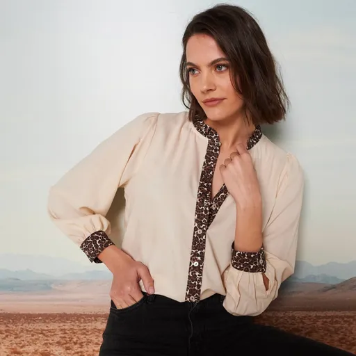 Bluză cu șliț și manșete imprimate